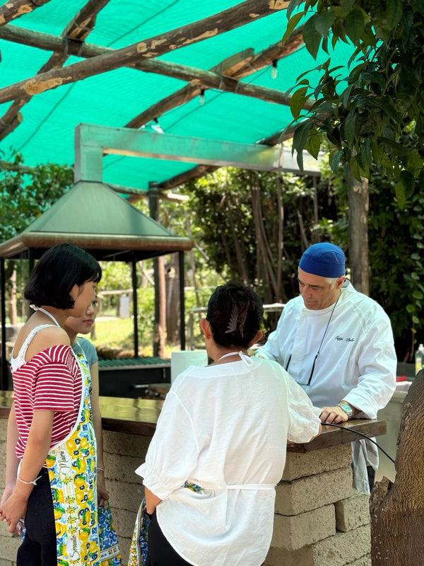 Guests enjoying a gluten-free meal together at the farm during the Gluten Free Cooking Class Sorrento